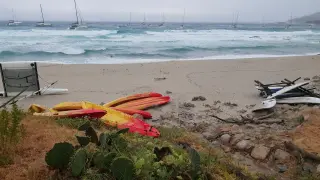Aspecto de una playa de Córcega tras las tormentas.