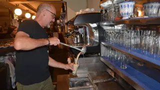 Óscar Blázquez, sirviendo la leche merengada en el Café de Levante