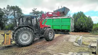 Un tractor carga en una finca de La Puebla de Valverde el camión de pienso con destino a Torás