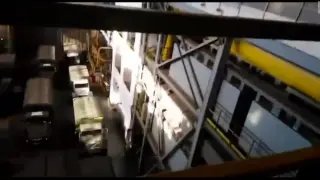 Captura de un vídeo en el que se ven camiones rusos aparcados junto a las instalaciones del reactor nuclear.
