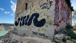 Unos vándalos han llenado de grafitis la iglesia del despoblado de Plampalacios, en Aínsa.