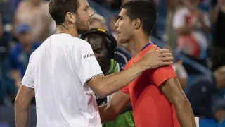 Carlos Alcaraz (derecha) felicita a Cameron Norrie al terminar el partido.