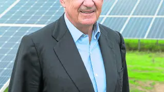 Juan Béjar, ante una instalación de placas fotovoltaicas.