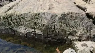 Piedra del hambre que data de 1616 en el río Elba, con la inscripción: "Si me ves, llora"