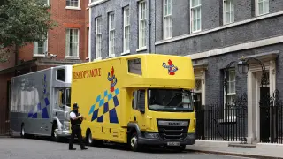 Un agente de policía, junto a un camión de mudanza en el número 10 de Downing Street.