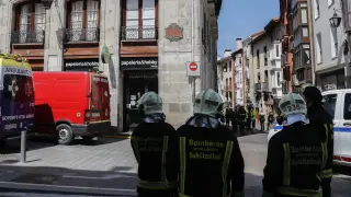 Los bomberos se han desplazado al Casco Viejo de Vitoria donde se ha atrincherado el hombre.