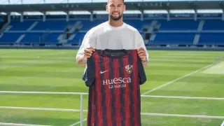 Carrillo, con su nueva camiseta, la de la SD Huesca, y en su nuevo estadio, El Alcoraz.