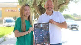 Juan Carlos García y Laura Baquero presentan el cartel de Pórtico Cultural de Binéfar 2022.