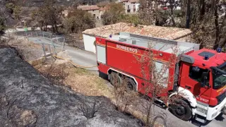 Un camión de bomberos de la DPT abasteciendo de agua a un núcleo habitado de Bejís.