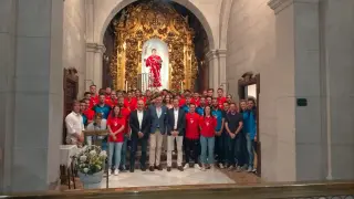 La SD Huesca, en su tradicional ofrenda en la Basílica de San Lorenzo.