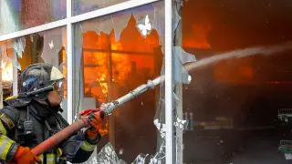 Un bombero trabaja en un incendio tras un ataque ruso en Donetsk