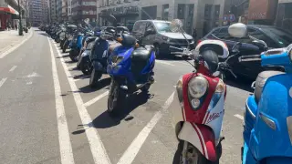 Aparcamiento de motos frente al Teatro Principal de Zaragoza.