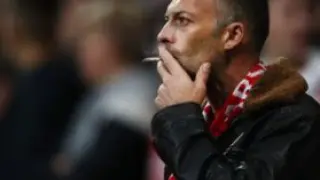 Imagen de archivo de un aficionado fumando durante un partido