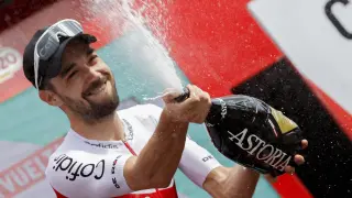 Jesús Herrada, celebra en el podio su victoria de la séptima etapa de La Vuelta