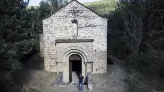 Entrada a la ermita de San Adrián de Sasabe.