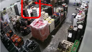 Las cámaras de seguridad grabaron los 24 minutos que el investigado estuvo en almacén aventando cajas de fruta.