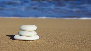 Hacer montoncitos de piedras en playas y montañas es malo para el entorno.