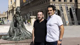 Los concursantes Miguel Anchel y Rubén Alcubierre, funcionarios del Ayuntamiento de Zaragoza, ayer en la plaza del Pilar.