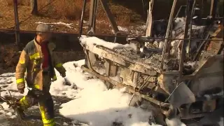 El trabajador quedó atrapado tras la colisión de un autocar en llamas contra el camión de bomberos
