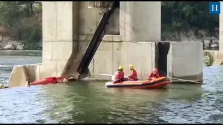 Los bomberos sacan una piragua del Ebro