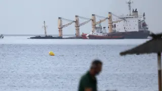 Al fondo, el buque accidentado en la Bahía de Algeciras