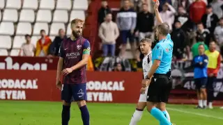 Cordero Vega muestra la cartulina a Jorge Pulido en el partido frente al Albacete.