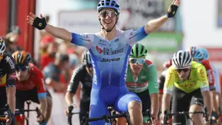 El ciclista australiano Kaden Groves celebra su victoria en la undécima etapa de la Vuelta España 2022.