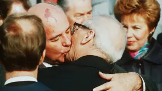 Mijaíl Gorbachov besa a Erich Honecker, líder de la Alemania del Este, en una imagen icónica realizada el 6 de octubre de 1989.