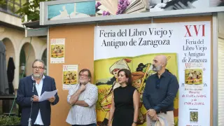 Alberto Serrano, leyendo el pregón ante Pablo Parra, presidente de los libreros de viejo de Aragón, la vicealcaldesa Sara Fernández y el director general de Cultura, Víctor Lucea.