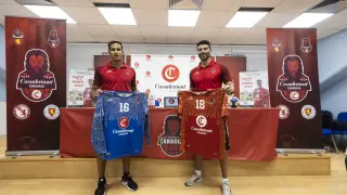 Jorge Gómez Lite y Felipe Borges, con las nuevas camisetas de Balonmano Casademont Zaragoza.