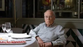 El doctor taurino Carlos Val-Carreres se sienta a la mesa en el restaurante Los Cabezudos.