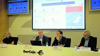 Luis Fabra, en la presentación del informe, con María Ángeles Ruiz, Fernando Montón y Fernando Used.
