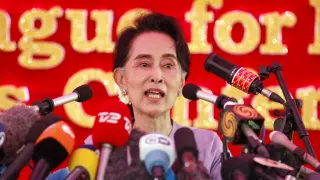 Suu Kyi suma 20 años de cárcel por delitos de los que dice ser inocente.