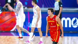 El aragonés Jaime Pradilla celebra una canasta en el partido de España ante Georgia del Eurobasket