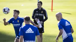 Carcedo dirige el entrenamiento, con Giuliano y Mollejo.