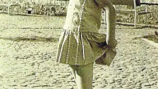 Sagrario Saiz, con 5 años bailando en la playa de Zarautz
