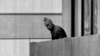 Un terrorista de 'Septiembre Negro', en el balcón del edificio donde tenían secuestrados a los deportistas.