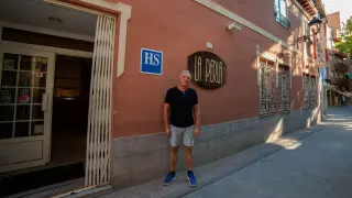 Antonio Guardiola, junto a la puerta su histórico restaurante, ya cerrado al público.