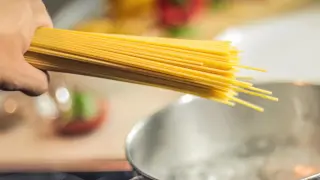 Foto de recurso de la cocción de espaguetis