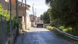 Un tramo de la Carretera de Villaspesa con escaso espacio para un camión.