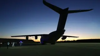 El avión A400M de la Base de Zaragoza, esta madrugada en la Base de Torrejón deonde ha cargado el armamento para llevarlo a Ucrania.