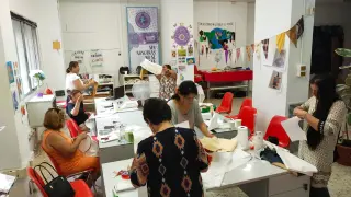 Integrantes de la Asociación de Trabajadoras del Hogar y Cuidados de Zaragoza, en un taller