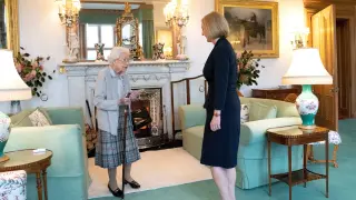 Queen Elizabeth welcomes Liz Truss during an audience where she invited the newly elected leader of the Conservative party to become Prime Minister and form a new government, at Balmoral Castle, Scotland, Britain September 6, 2022. Jane Barlow/Pool via REUTERS BRITAIN-POLITICS/LEADERSHIP