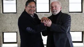Lula da Silva (d) recibe al presidente de Bolivia Luis Arce en Sao Paulo