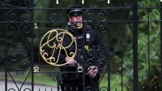 A police officer stands guard at Balmoral Castle in Aberdeenshire, Scotland, Britain September 6, 2022. REUTERS/Russell Cheyne BRITAIN-POLITICS/LEADERSHIP
