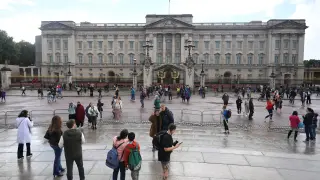Algunas personas se están reuniendo en torno al Palacio de Buckingham.