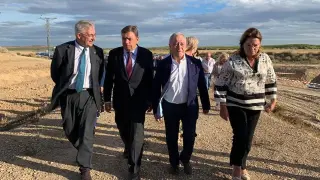 El ministro Luis Plantas, segundo por la izquierda, junto al consejero Joaquín Olona, el presidente de la DPH, Miguel Gracia, y la delegada del Gobierno, Rosa Serrano, en Sagarrén.