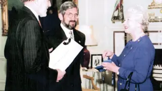 Isabel II, con el alcalde de Teruel, Luis Fernández Uriel -en el centro- y el embajador de España en Reino Unido, Alberto Aza, en el palacio de Buckingham, en 1998, donde recibió la Medalla de los Amantes de Teruel.