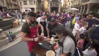 La exhibición de cortadores de jamón aficionados y la degustación de este producto regresa a las calles de Teruel. En la foto, la última edición, en 2019.