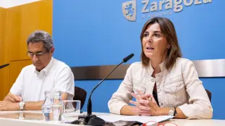 La concejal delegada de Vivienda del Ayuntamiento de Zaragoza, Carolina Andreu, y el portavoz del grupo municipal de VOX, Julio Calvo.